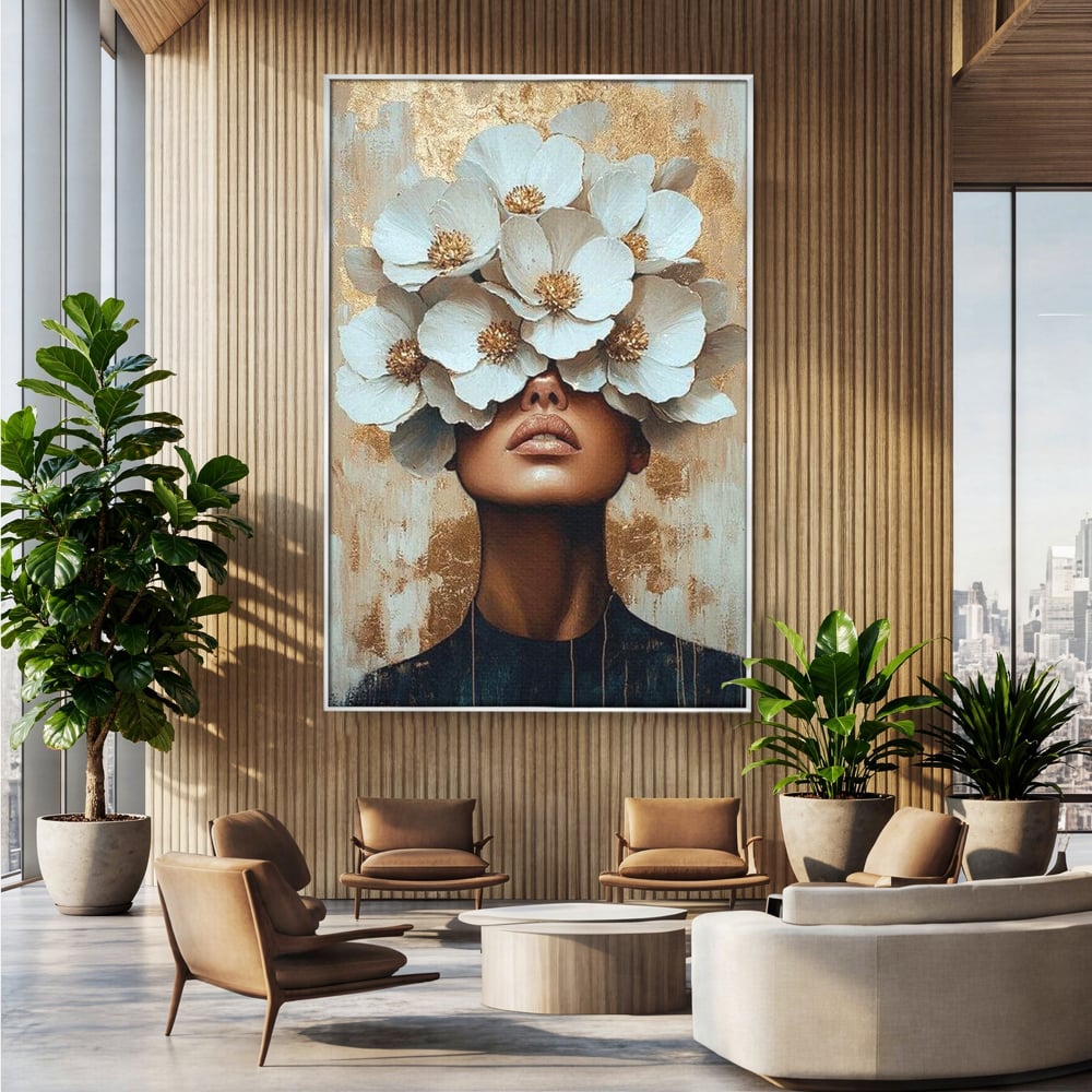 Tablou canvas cu tablou canvas portret feminin cu flori, in rama de aluminiu argintiu, pe perete intr-un birou